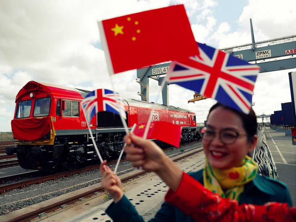 الصين وبريطانيا تتعهدان تعزيز التعاون الاقتصادي والمالي