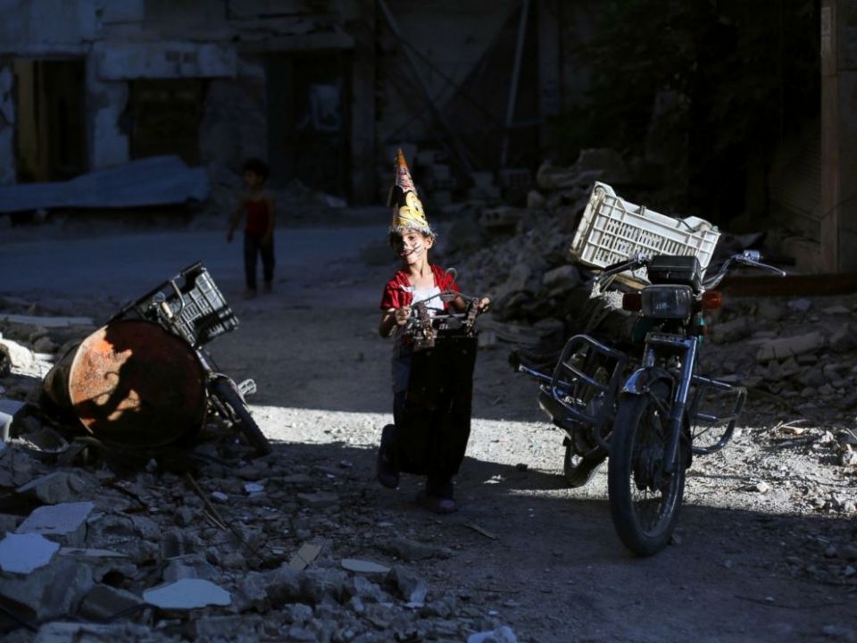 أيهما أولاً:  الإغاثة أم الاستثمار؟