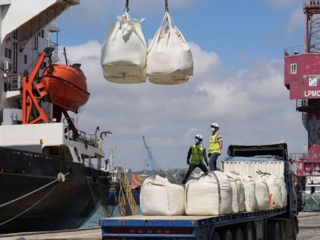 شحنات الكبريت العراقي عبر مرفأ طرطوس... فرصة الترانزيت ومخاطر السلامة الصناعية