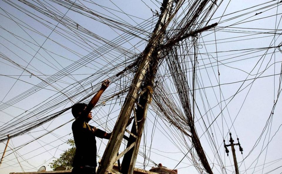 الحكومة تضغط.. الصناعي يتهرب.. العامل يدفع!