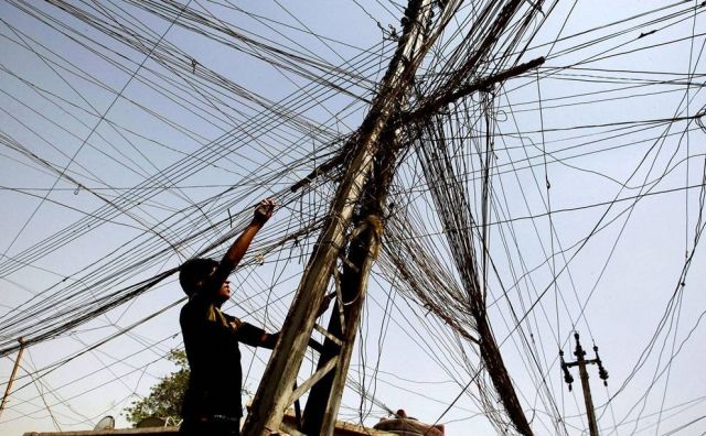 الحكومة تضغط.. الصناعي يتهرب.. العامل يدفع!