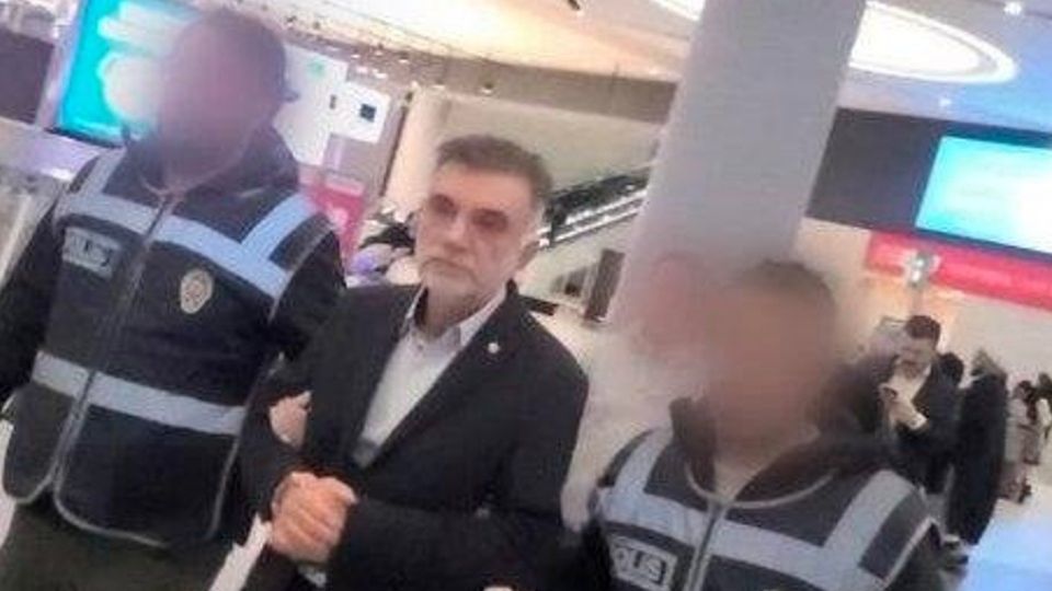 تركيا: اعتقال مقاول مباني راح ضحيتها 1000 شخص أثناء محاولته الفرار من المطار