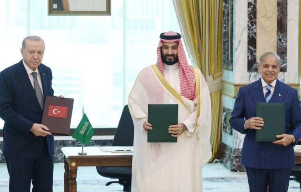 بعد فشل القواعد الأمريكية: الباكستان وتركيا والسعودية توقع اتفاقية دفاع مشترك