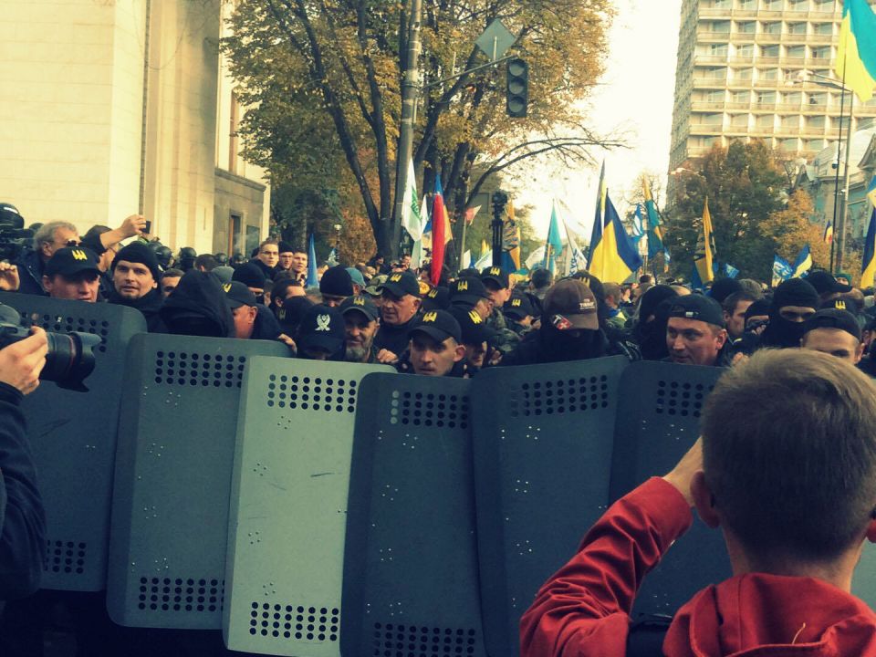 آلاف الأوكرانيين تظاهروا الثلاثاء في وسط كييف للمطالبة برفع الحصانة عن النواب الأوكرانيين 