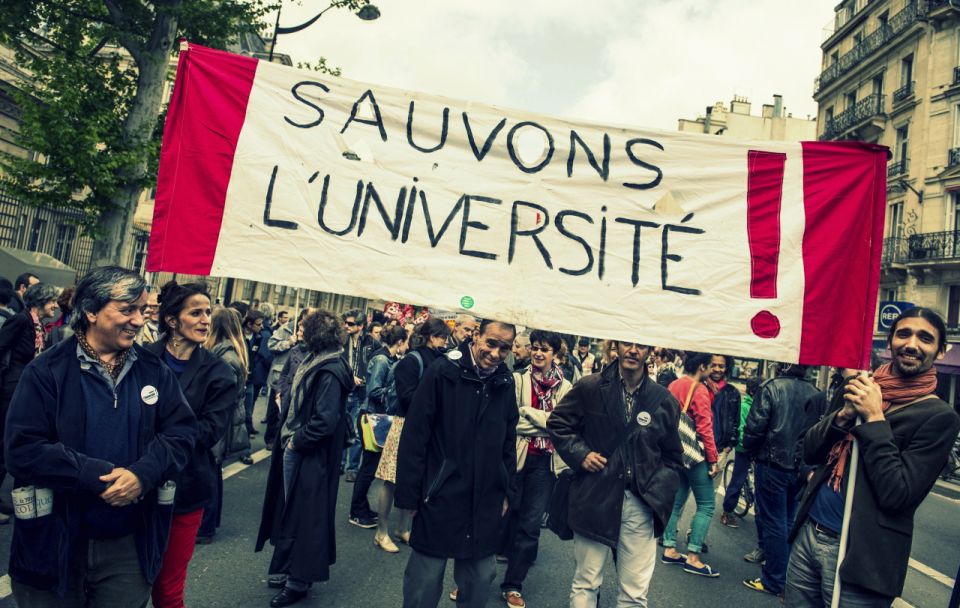 إضراب مدرسين فرنسيين رفضاً لاقتطاعات حكومية