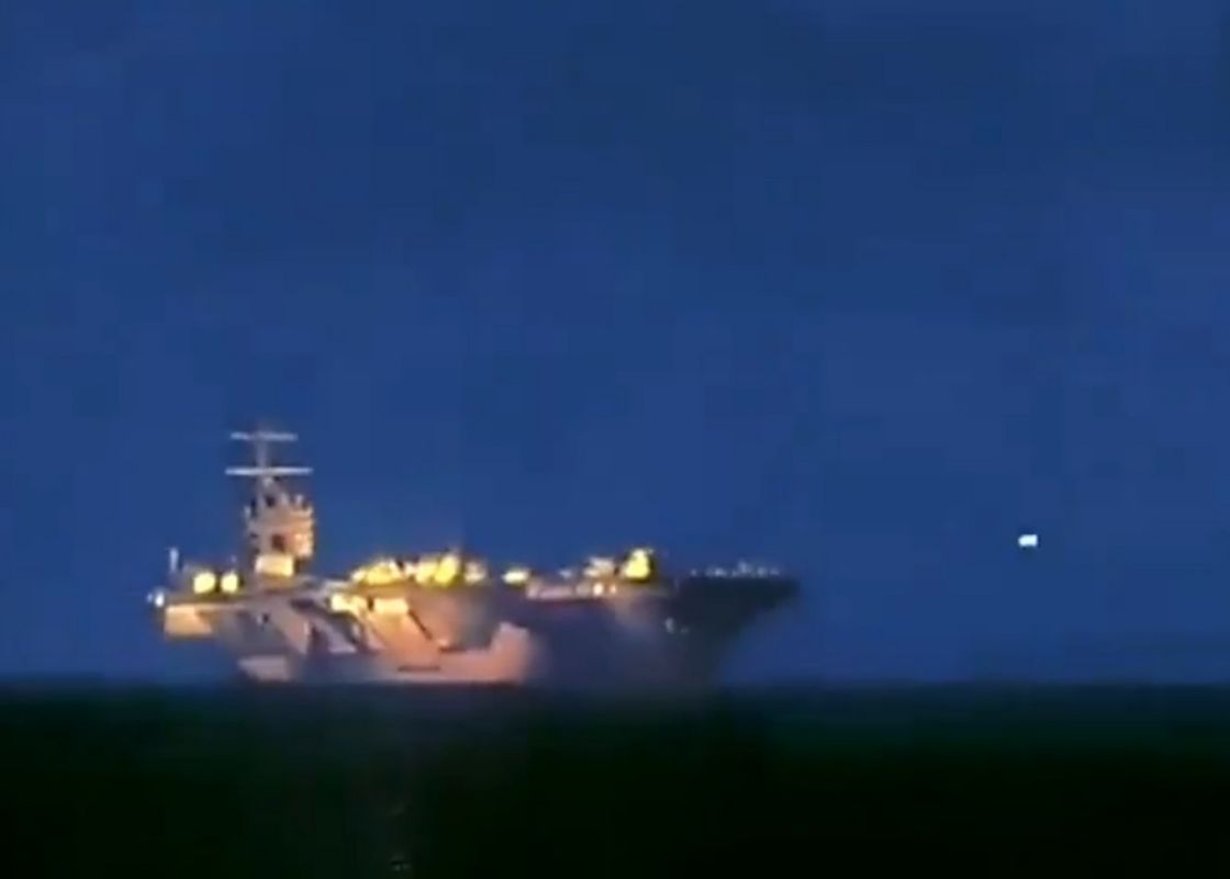 حريق على متن حاملة طائرات أمريكية بالبحر الأحمر والجيش الأمريكي ينفي تعرضها لهجوم