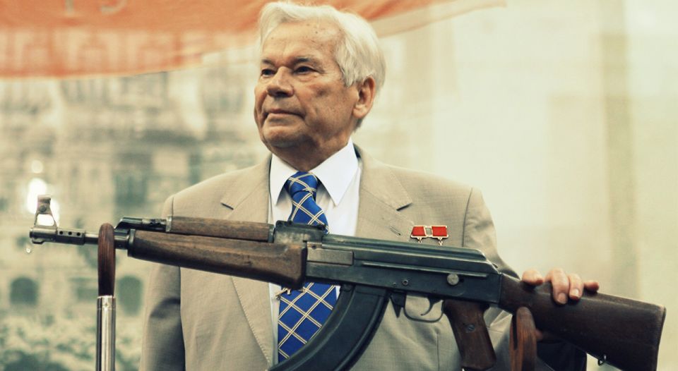 دخل السلاح في عام 1955 للخدمة في الجيش الروسي كسلاح فردي رئيسي