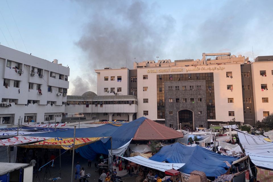 جنود الاحتلال يقتحمون مشفى الشفاء ويقتلون 30 مدنياً منه