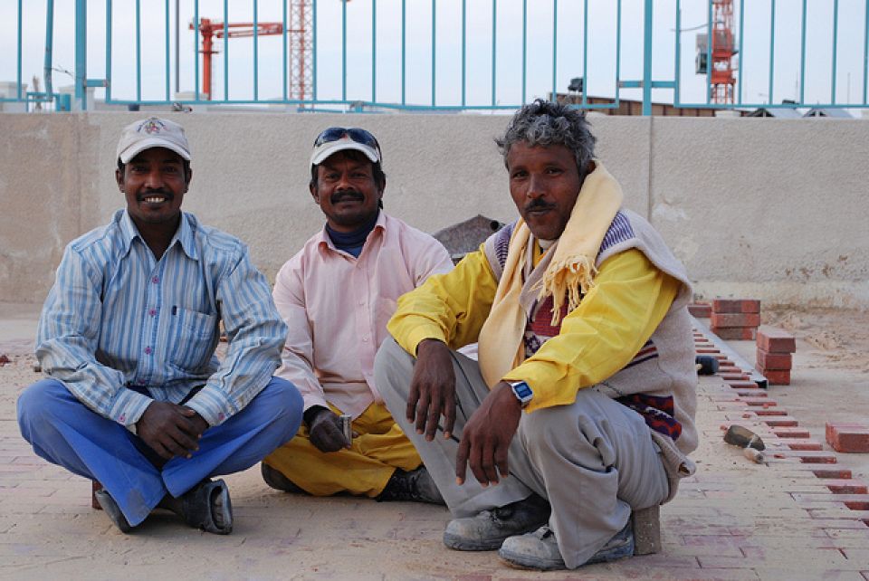 كأس العالم في قطر بدماء العمّال!