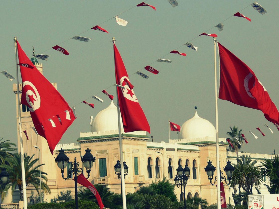 تونس تتجه إلى زيادة أسعار المحروقات والكهرباء والغاز