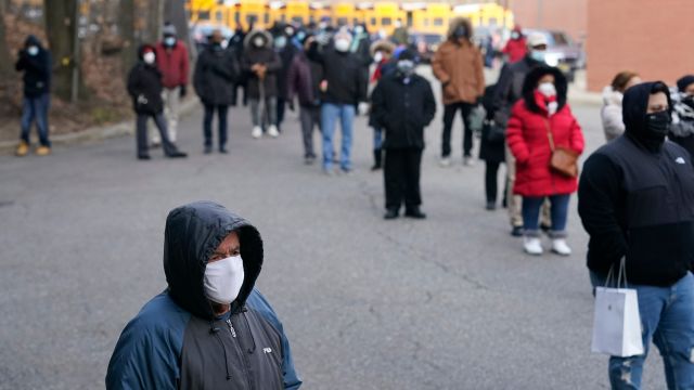 استطلاع رأي: &laquo;ثلث الأمريكيين يرفضون لقاح كورونا أو يميلون لرفضه&raquo; وأحد الأسباب تاريخ أمريكا العنصريّ
