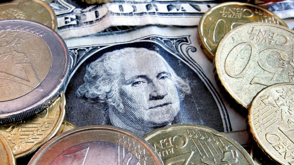 اليورو بأقل من دولار... كم سيكون بنهاية الشتاء؟