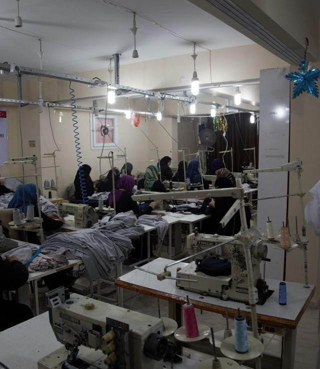 البرد يلاحق العمال