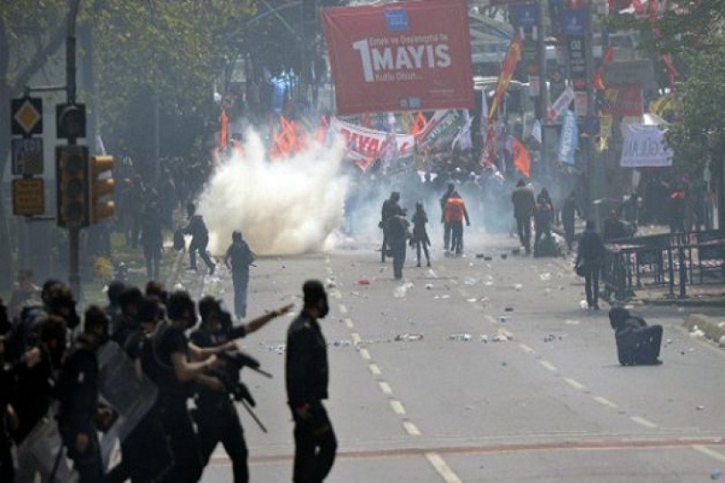 الشرطة التركية تطلق قنابل الغاز وتعتقل 136 من المتظاهرين