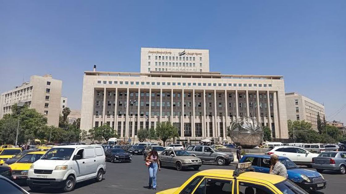 الحوالات الخارجية وغياب الرقابة... خسائر مضاعفة وإفقار متسارع