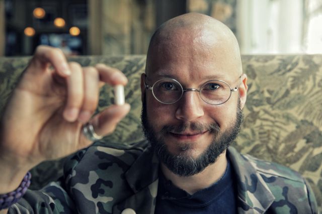 يخطط مايكل الآن لنشر طريقة إنشاء مختبر صيدلاني مصغّر