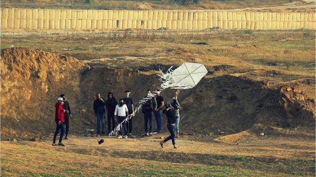 طائرات الورق تحرق 17 موقعاً معادياً