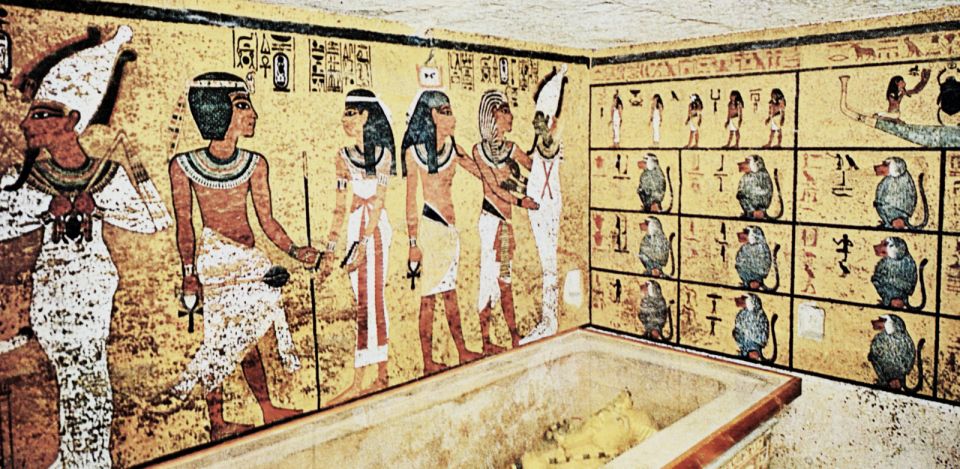 مقتنيات الفرعون الذهبي في ميدان التحرير