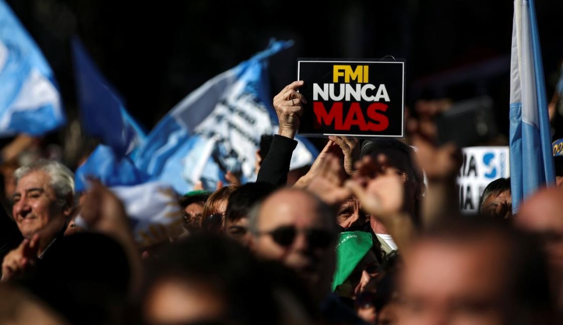الأرجنتينيون يقاومون عودة بلادهم لسياسات صندوق النقد