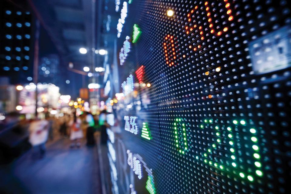 الأسهم الأوروبية تنخفض والأميركية ترتفع
