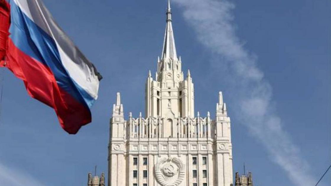 السفارة الروسية تحث الخارجية الأمريكية على كشف الجهات التي تتلقى تمويلاً أمريكيا