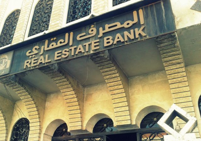 الطلاب عم يجو من غير محافظات ليسجلو واحيانا ما عم يقدرو يخلصو من موضوع الدفع بنفس اليوم فبيضطرو يضلو بالشام يوم زيادة