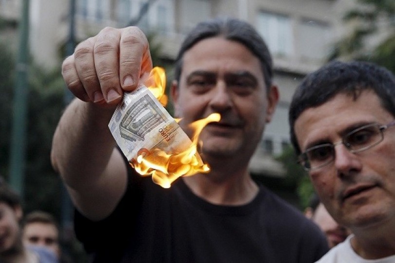 أثينا تدخل ضوابط على حركة رؤوس الأموال وتغلق بنوكها