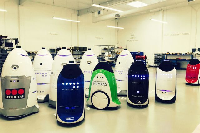 مجموعة من الروبوتات للقضاء على الحاجة لحراس الأمن
