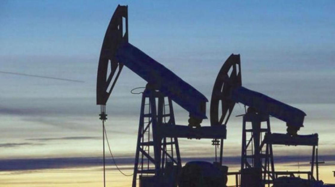 النفط يتحسس طريقه أمام تخفيضات «أوبك» ومخاوف التجارة