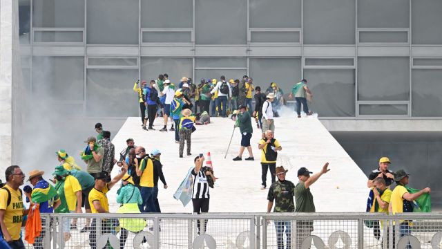 اقتحام القصر الرئاسي والكونغرس بالبرازيل من أنصار بولسونارو المقيم في أمريكا