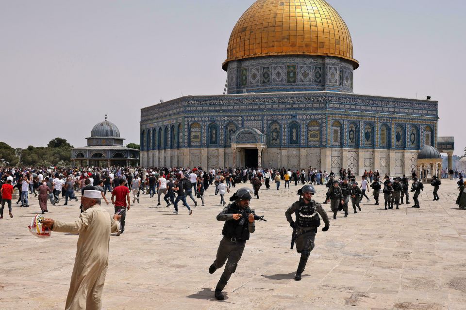 مواجهات بين فلسطينيين وجيش الاحتلال عقب اقتحام المسجد الأقصى
