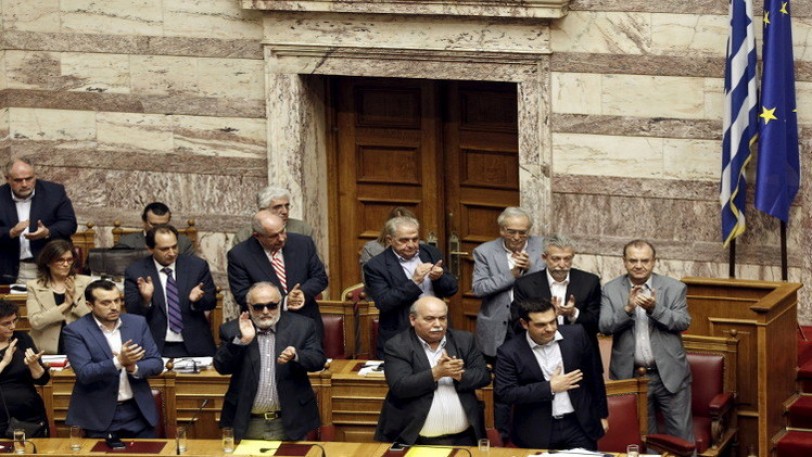 اليونان.. البرلمان يصادق على «استفتاء الإنقاذ»