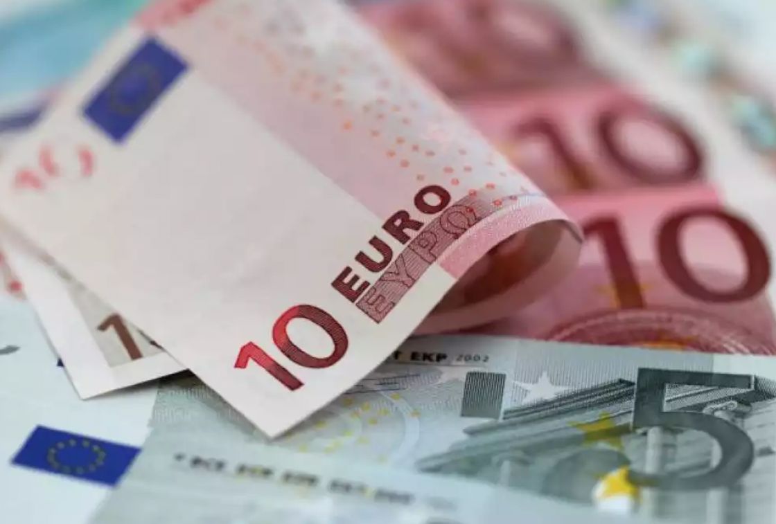اليورو قرب أقل مستوى في ثلاثة أشهر ونصف