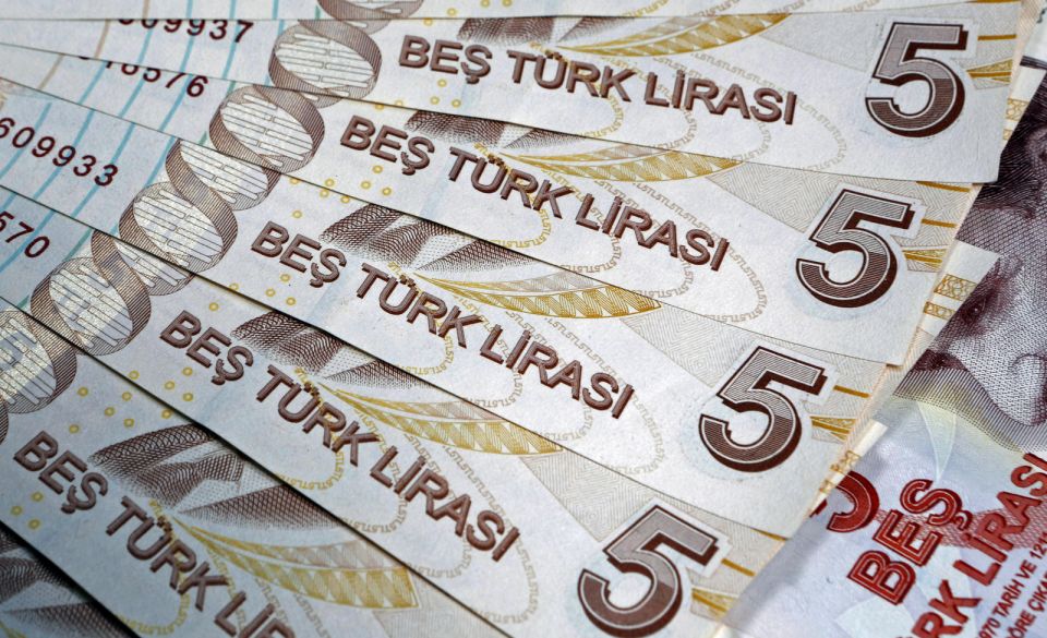 العملة التركية تواصل الهبوط