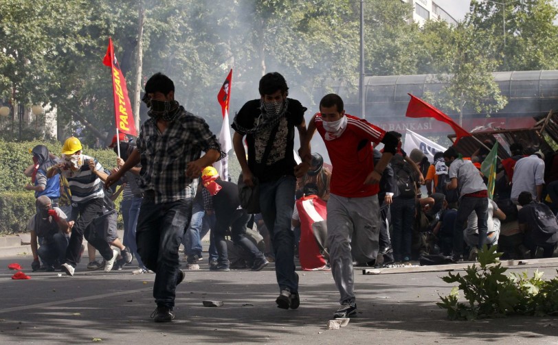 اشتباكات بين الشرطة التركية وممثلي النقابات العمالية قرب ميدان تقسيم في اسطنبول