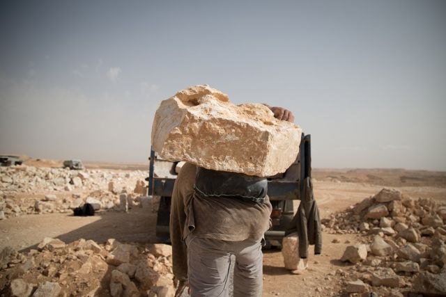 هموم العتالين.. من يحملها؟