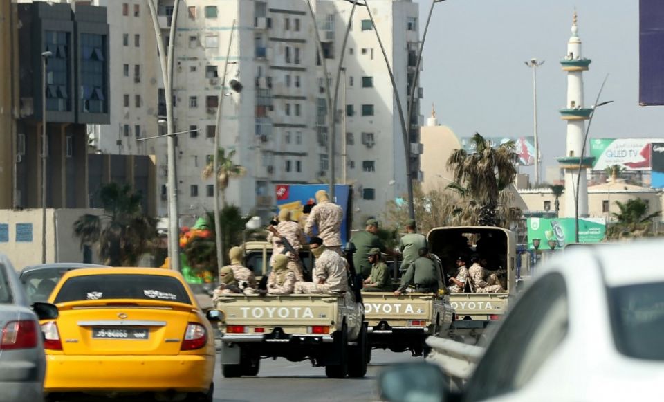 اقتتال عنيف وانفجارات في العاصمة الليبية وسط تصاعد الأزمة السياسية