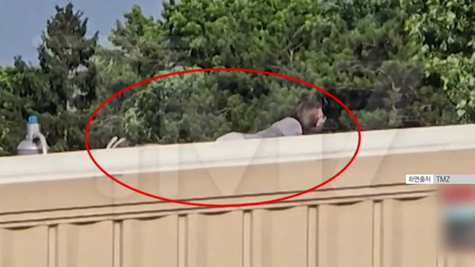 &quot;أيها الضابط، إنه على السقف!&quot; فيديو يظهر التحضير لقنص ترامب أمام أعين الشرطة