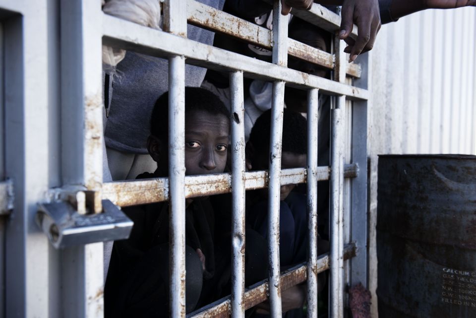 استعباد المهاجرين الأفارقة «عمل تجاري كبير» في ليبيا بتمويل الاتحاد الأوروبي
