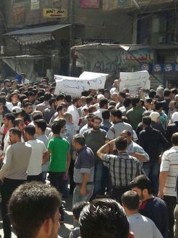 أهالي قدسيا.. مستمرون في اعتصامهم وسط النار