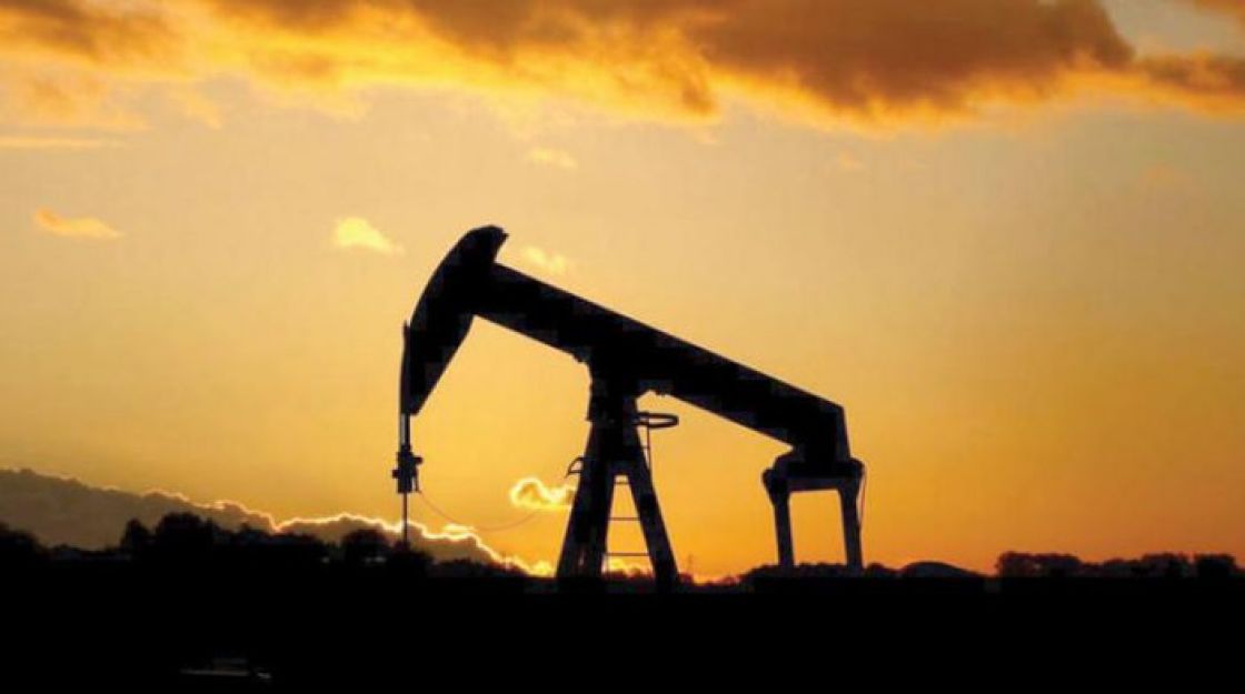 تخمة المعروض وتباطؤ النمو يثقلان كاهل أسعار النفط في 2019