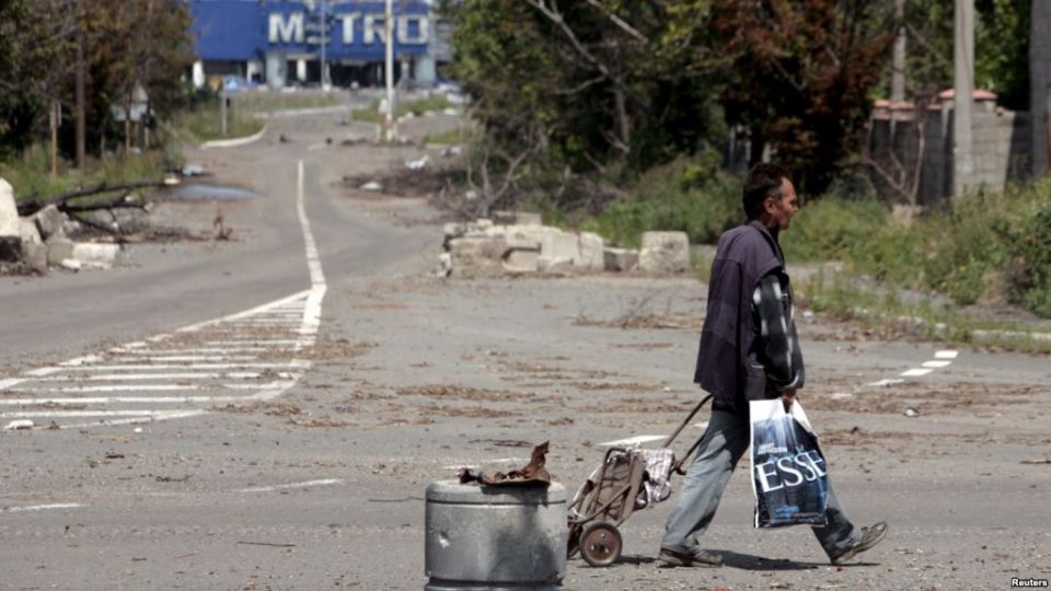 دونيتسك تسحب الأسلحة  من خطوط التماس