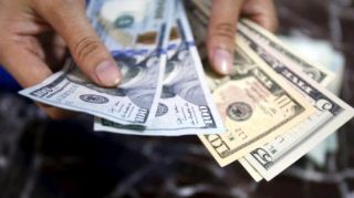 ليبيا تقاوم &laquo;السوق السوداء&raquo; برسوم على معاملات الدولار