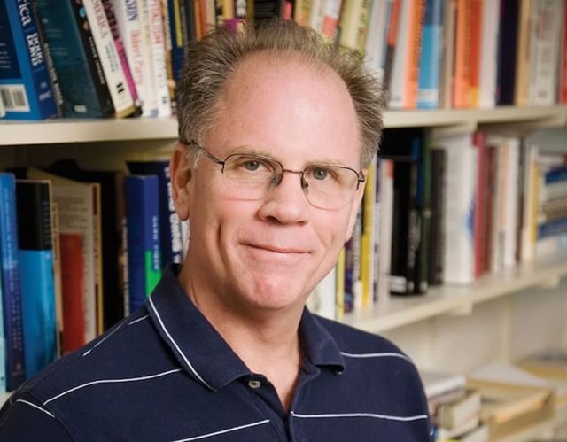 واقعيون نطلب المستحيل: إرث بوب مكشيسني الفكري واستشراف مستقبل دراسات الاتصال