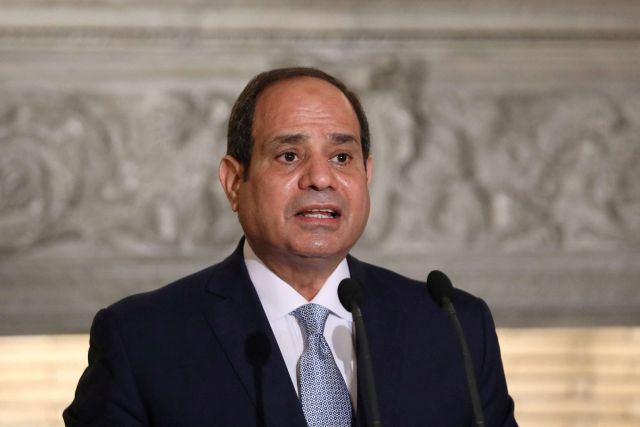 السيسي: إنجاب أكثر من طفل &laquo;مشكلة&raquo; و&laquo;مش هدّي بطاقة تموين تاني لحدّ بيتجوّز&raquo;