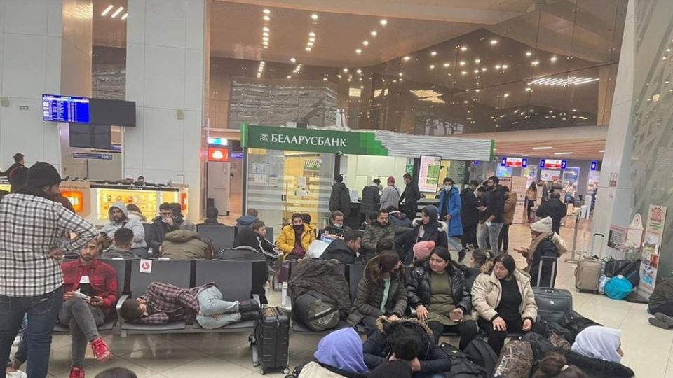 أكثر من 400 لاجئ عراقي يصلون مطار مينسك للعودة عبر الطائرة التي أرسلها إليهم بلدهم