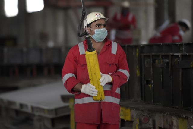 التوجه الرسمي تجاه الصناعيين &laquo;صحيح لا تقسم ومقسوم لا تاكل&raquo;!