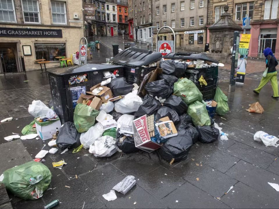 الجرذان والحشرات «تسرح وتمرح» في القمامة بشوارع اسكوتلندا منذ أيام...