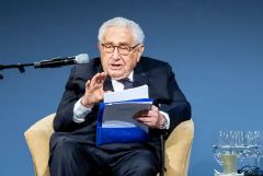 كيسنجر: على أوكرانيا التنازل عن أراضٍ لروسيا وقبول التفاوض خلال شهرين