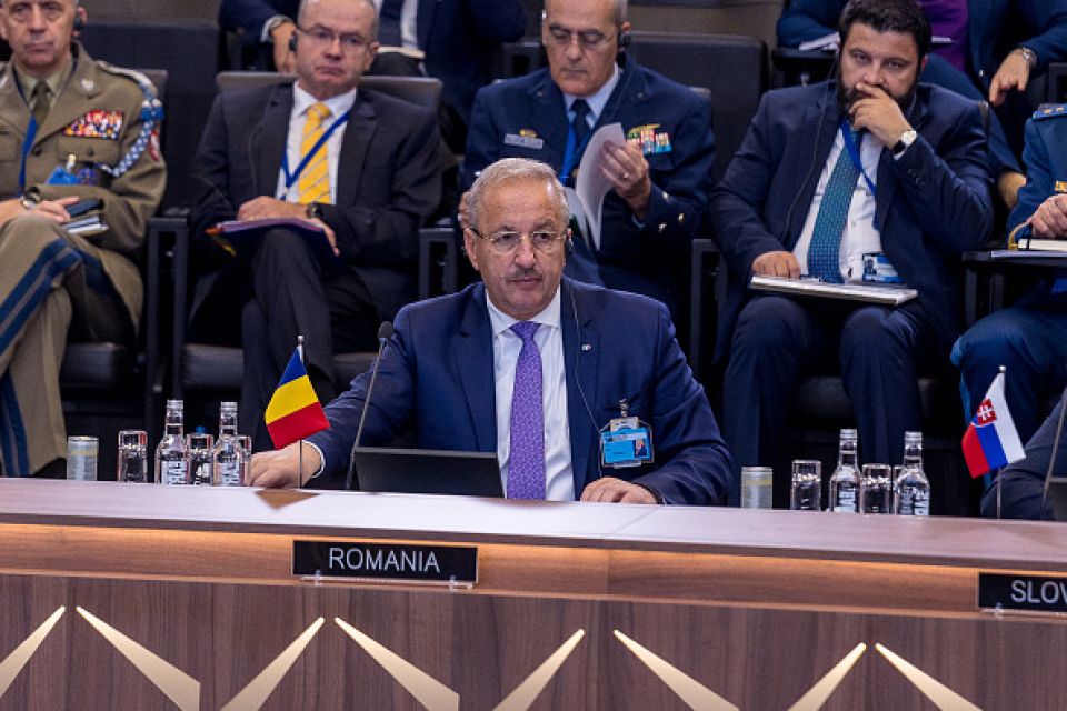 ضغوط تطيح بوزير دفاع رومانيا المؤيد للتفاوض مع روسيا